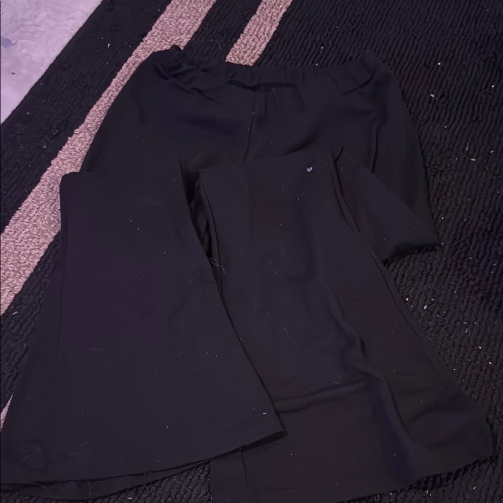 Elegant Black leggings with flared bottoms